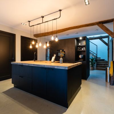 Moderne, zwarte keuken