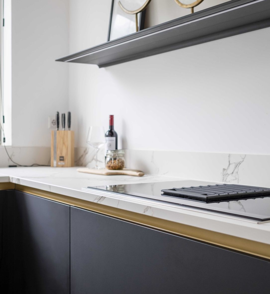 Moderne keuken in zwart, wit en goud