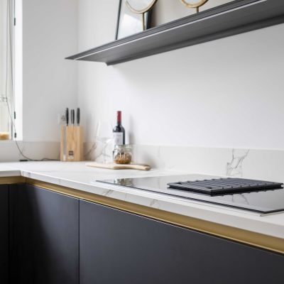 Moderne keuken in zwart, wit en goud